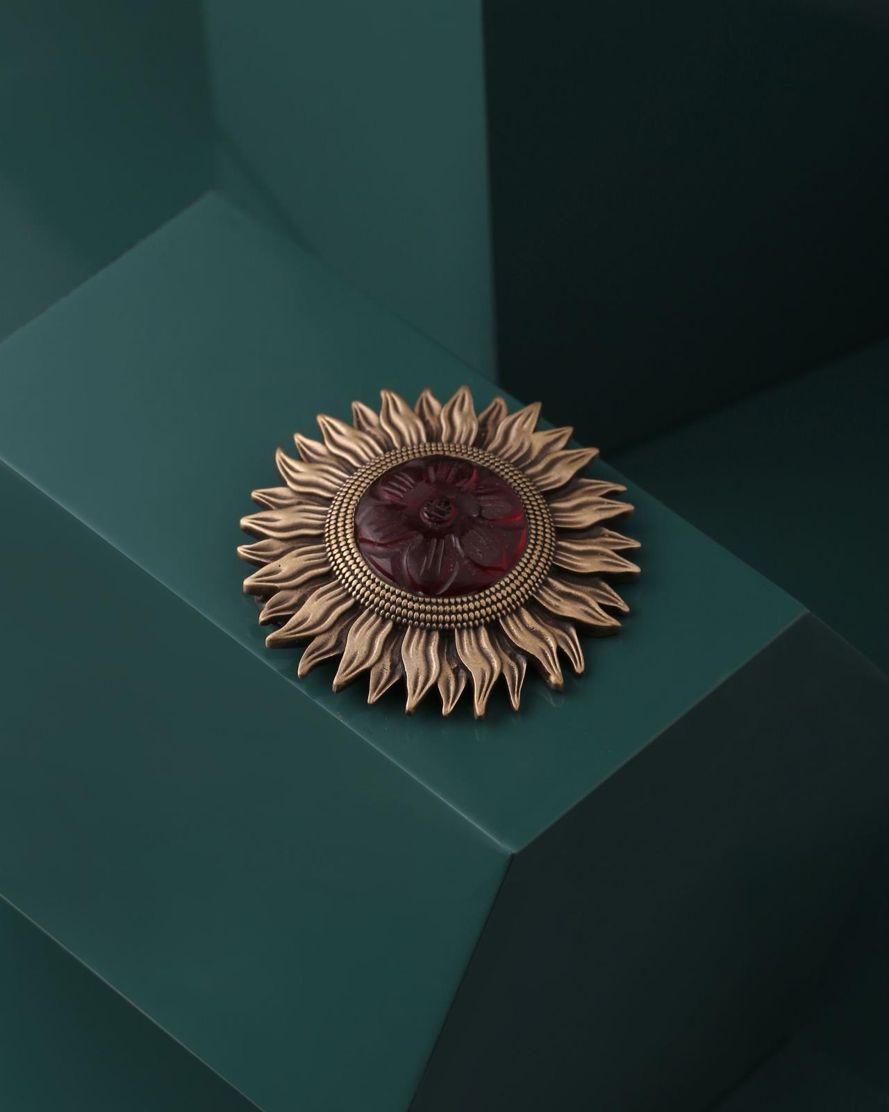The-Bloomed-Sunflower-Brooch_Shenaro_Lifestyle_BH-0147_R-2